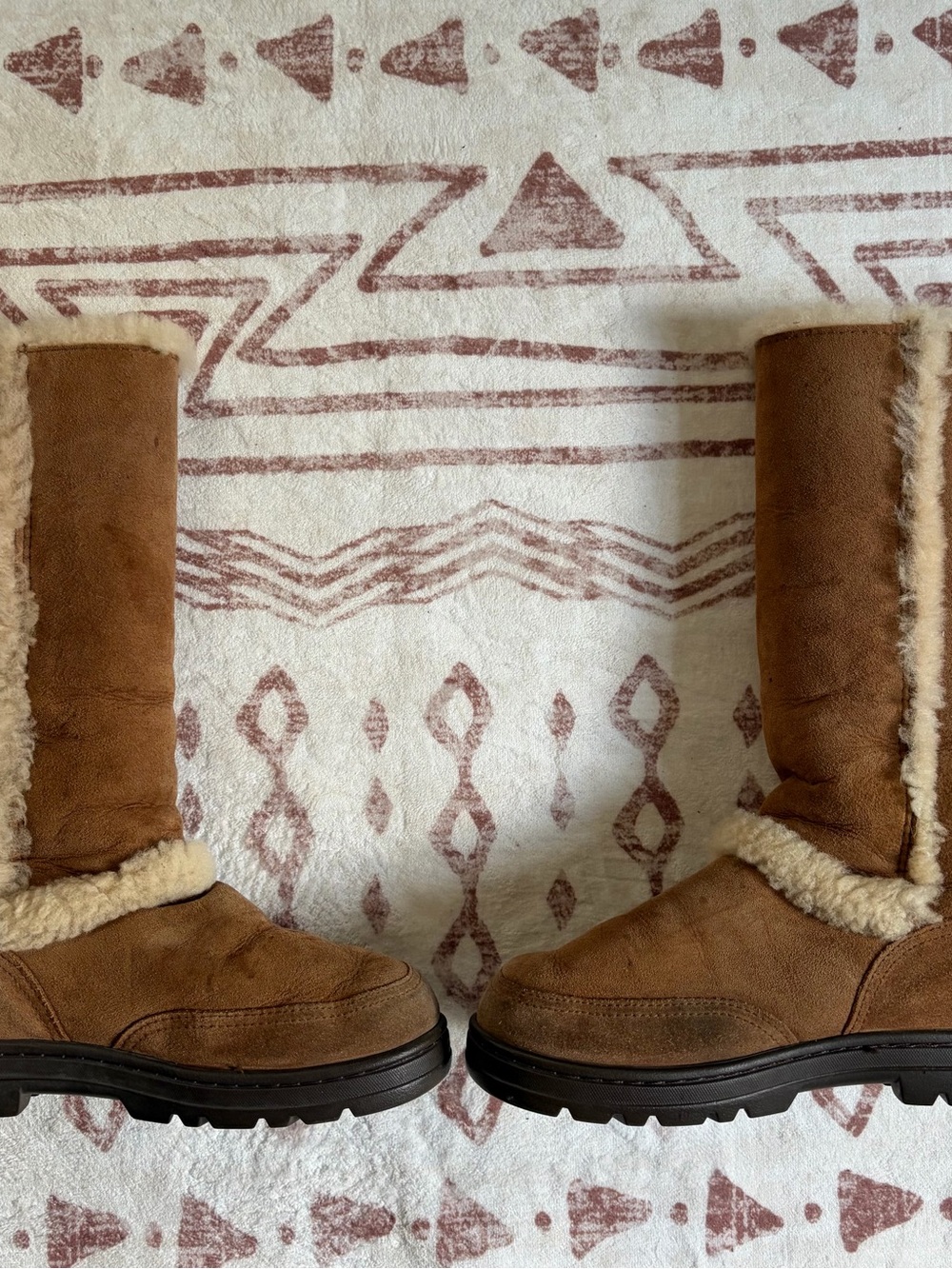 Women’s size 9 authentic Uggs - Picture 4 of 5